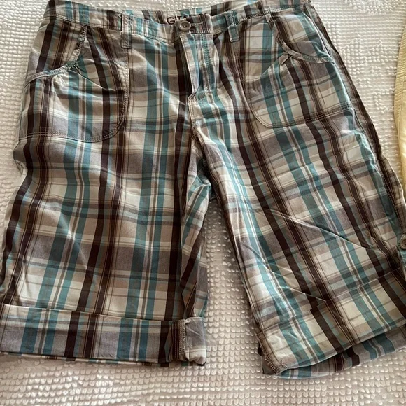 2 pair Bermuda shorts womens size 8 cotton/spandex - Picture 2 of 5